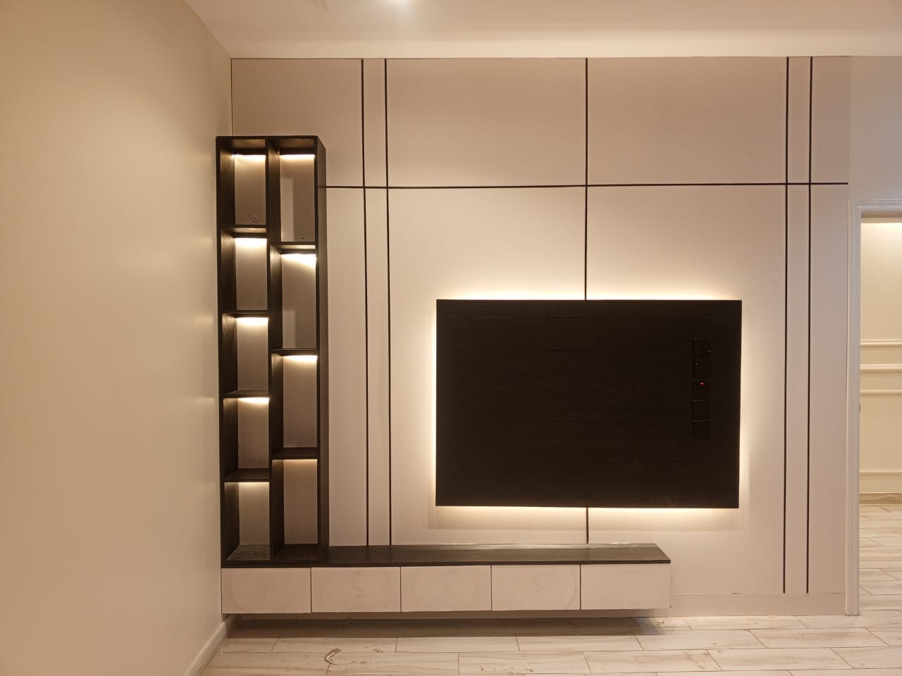 ديكور شاشة تلفزيون فخم في مكة